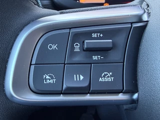Jeep Avenger 100pk Altitude (Camera - Keyless Entry - Adaptieve Cruise Controle - Elektrische Klep - JBL - LED - 17"incl 4S - Automatische Airco - Navigatie) / 17