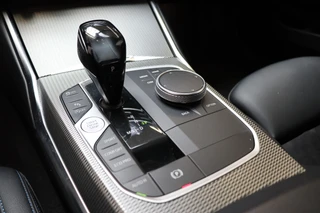 BMW 3 Serie Sedan 320i High Executive M Sport Pakket Automaat  / Live Cockpit Professional / Schuif-/kanteldak / Achteruitrijcamera / Stoelverwarming / DAB / Shadow Line / Apple CarPlay / LED / 19 Inch / Extra Getint Glas / 21