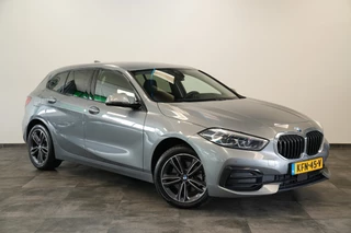 BMW 1 Serie 118i Sport Line Keyless Go Navi LED Carplay 24 Maanden garantie* (Vraag naar de voorwaarden)