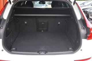Volvo XC60 T6 Recharge AWD R-Design | Trekhaak | Parkeercamera |Panoramadak | Longe Range | Keyless / 18