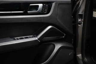 Porsche Cayenne 3.0 E-Hybrid Platinum Edition | LUCHTVERING | MASSAGE | STOELVENTILATIE | COMFORTSTOELEN | CAMERA | 22" / 30