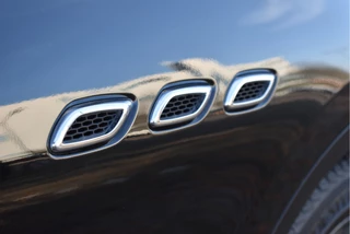 Maserati Levante 3.0 V6 AWD GranLusso 350 pk Facelift Driver ass.Pack 1 | Open dak | Harman/Kardon | Camera | Luchtvering | Carplay | Keyless | DAB | Full LED | 20" / 32