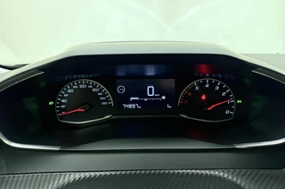 Peugeot 2008 1.2 PureTech Active Pack 100 PK | Handgeschakeld | Trekhaak | Navigatie | Climate Control | Bluetooth | Cruise Control | Licht Metalen Velgen | Stuurwielbediening | 1e eigenaar / 18