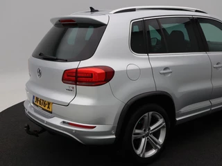 Volkswagen Tiguan 1.4 TSi R-Line Edition 125 Pk | Panoramadak | Trekhaak | Camera | Cruise Control | Climatronic | Navigatie | 18 Inch / 15
