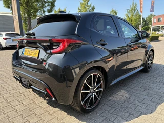 Toyota Yaris 1.5 Hybrid GR SPORT PANODAK STOEL/STUURVERW JBL-AUDIO HEAD-UP 18'' LM-VELGEN PARK-SENSOREN NAVI KEYLESS CAMERA APPLE/ANDROID NL-AUTO 1E-EIG / 2