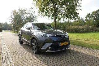 Toyota C-HR 1.8 Hybrid Executive  | Dealer onderhouden | NAVI | Camera | Trekhaak | Cruise control | / 4