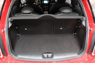 MINI Cooper Hatchback Chili Serious Business 3 deurs / Navigatiesysteem / Leder / John Cooper Works Exterieurpakket / Lichtpakket / Extra Getint Glas / Climate Control / Parkeersensoren / LED / Bluetooth / Cruise Control / Sportstoelen / 17 Inch / 37
