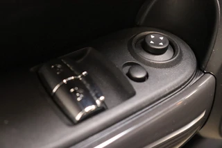 MINI Cooper Hatchback Business 3 deurs  / Navigatiesysteem / Airconditioning / Cruise Control / Bluetooth / Audio / 15 Inch / Elektrisch Pakket / 25