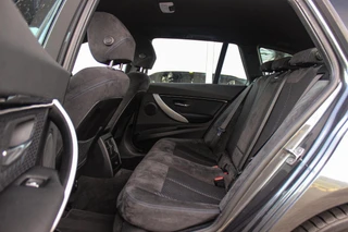 BMW 3-serie Touring 318i Corporate Lease Executive | M Sport pakket | Stoelverwarming | LED | Navigatie Professional | Bluetooth | Sportstoelen | M-sportstuur | PDC | Shadow Line / 19