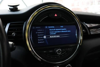 MINI Cooper Hatchback Chili Business 3 deurs  / Navigatiesysteem Professional / Panoramadak / LED / Climate Control / Parkeersensoren / Sportstoelen / Cruise Control / Bluetooth / 17 Inch / Chrome Line / Lichtpakket / Extra Getint Glas / 26