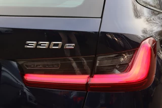 BMW 3 Serie Touring 330e M-Sport Shadow Line  Pano/Laser LED/Leder/360/Keyless/Headup/ACC/Dodehoek / 43