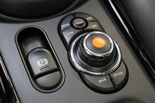 MINI Clubman Cooper Salt Business Automaat  / Navigatiesysteem / Panoramadak / 17 Inch / Apple CarPlay / Chrome Line / Head-Up Display / Climate Control / Bluetooth / Cruise Control / 22