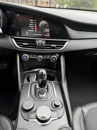 Alfa Romeo Giulia 2.0T Business / 21