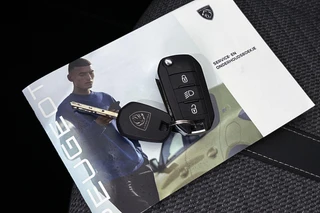 Peugeot 208 1.2 Hybrid 110 e-DCS6 Allure NL Auto Apple CarPlay Parkeersensoren / 24