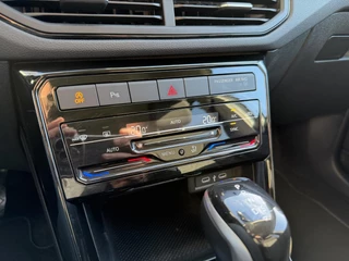 Volkswagen T-Cross 1.0 TSI Life Edition | Clima | Adaptive Cruise Virtual Dashboard | / 18
