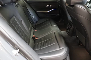 BMW 3 Serie Sedan 330i High Executive M Sport Pakket Automaat  / Live Cockpit Professional / Schuif-/kanteldak / M Sportremsysteem / Leder / Shadow Line / 19 Inch / Extra Getint Glas / Stoelverwarming / Climate Control / Parkeersensoren voor+achter / Stuurwiel Verwambaar / Hifi / 19