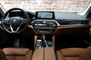 BMW 5 Series Touring 530i High Executive Luxury Line Automaat  / Navigatiesysteem Professional / Panoramadak / Trekhaak / Comfortstoelen / Driving Assistant Plus / Adaptieve LED-koplampen / Hifi / Stuurwielrand Verwarmd / Achteruitrijcamera / Head-Up Display / Stoelverwarming / 17