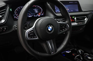BMW 1-serie 118i Executive Edition | HALF LEDER | DAB | APPLE | DRAADLOZE LADER | CAMERA | 17" / 29
