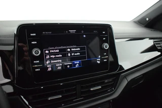 Volkswagen T-Roc 1.5 TSI 150pk DSG R-Line Business+ Black Style Trekhaak Camera IQ.Light Panoramadak Virtual Cockpit Navigatie / 24