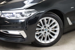 BMW 5 Series Touring 530i High Executive Luxury Line Automaat  / Navigatiesysteem Professional / Panoramadak / Trekhaak / Comfortstoelen / Driving Assistant Plus / Adaptieve LED-koplampen / Hifi / Stuurwielrand Verwarmd / Achteruitrijcamera / Head-Up Display / Stoelverwarming / 11