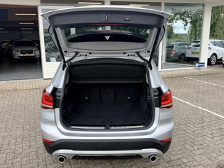 BMW X1 xDrive20i High Executive  | Afn. trekhaak | Pano | LED | Leder | Sportstoelen | Apple/Android | Stoelverwarming / 12