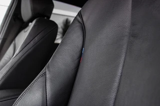 BMW 1-serie 120i Edition M Sport Shadow High Executive | 2e eigenaar | Driving Assistant | Schuif-/kanteldak | Camera | Harman Kardon | Keyless entry | LED | M sport remmen | PDC / 41