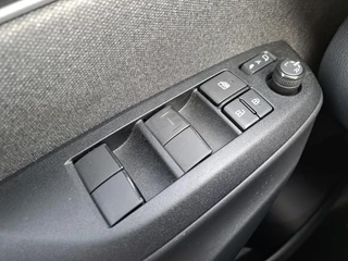 Toyota Yaris 1.5 Hybrid Executive DODEHOEK PARELMOER SPORTSTOELEN STOELVERWARMING PDC LED / 13
