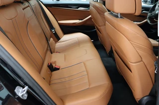 BMW 5 Series Touring 530i High Executive Luxury Line Automaat  / Navigatiesysteem Professional / Panoramadak / Trekhaak / Comfortstoelen / Driving Assistant Plus / Adaptieve LED-koplampen / Hifi / Stuurwielrand Verwarmd / Achteruitrijcamera / Head-Up Display / Stoelverwarming / 18