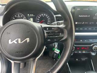 Kia Stonic 1.0i Turbo DynamicLine Automaat |  Two-tone lak | Apple Carplay / Android Auto | Airco |  Elektrische ramen | Camera | Parkeersensoren | Lichtmetalen velgen | / 21