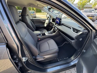 Toyota RAV4 2.5 Hybrid AWD DYNAMIC 1650KG TREKGEW STOELVERW PARK-SENSOREN NAVI CAMERA APPLE/ANDROID LM-VELGEN / 19