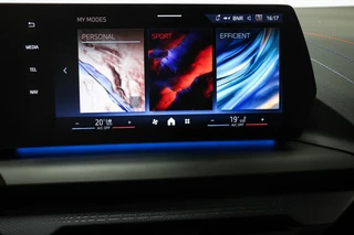 BMW 1-serie 123 xDrive | INNOVATION PACK | PANORAMADAK | STUURVERWARMING | MASSAGE |  HEAD UP | 360 CAMERA | 19" / 44