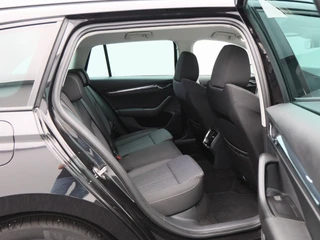 Skoda Octavia Combi 1.5 TSi 150 Pk First Edition | Stoelverwarming | Camera | Cruise Control | Navigatie | CarPlay | Matrix LED | 17 Inch | 60.639 Km !! / 33