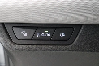 BMW X1 sDrive20i Executive Automaat  / Navigatiesyteem / Panoramadak / Achteruitrijcamera / DAB / Extra Getint Glas / 17 Inch / Dakdraagsysteem / Travelpack / DAB / Sportstoelen / Parkeersensoren voor+achter / 26