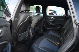 BMW 2 Serie Gran Coupé 218i M-Sport  Shadowline Trekhaak 18inch Live-cockpit Sfeerverlichting / 47