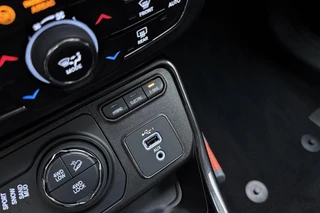 Jeep Compass 4xe 240 Plug-in Hybrid Electric S Automaat | Lederen bekleding | Trekhaak | Camera | Keyless | Lichtmetalen velgen black | Climate control / 29