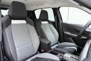 Opel Frontera Electric GS 44 kWh | Navigtatie | 8 Jaar speciale garantie | Stoel & Stuurverwarming | Camera | Dakrails | Extra getint glas | Cruise control | DAB Radio / 14