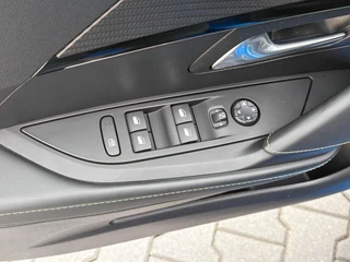 Peugeot e-208 EV GT Pack 50 kWh 3-Fase | SOH 91% | 3D Cockpit | Navigatie | Panoramadak | Camera / 44
