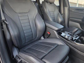 BMW X3 sDrive20i Launch Edition High Executive | Schuif-kanteldak | Climate Control | Parkeercamera / 7