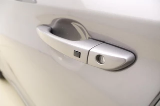 Hyundai Kona 1.0T 120pk Fashion | Navigatie | Trekhaak | Climate control | Achteruitrijcamera | Cruise control | Keyless | Lichtmetalen velgen | Parkeersensoren / 19