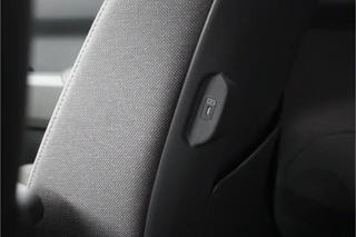 Kia EV3 Plus 81.4 kWh  - SOH 98,8% - Stoel/stuurwiel verwarming - Adaptieve Cruisecontrole - LED lampen - V2L - Fabrieksgarantie tot en met 03-2032 / 65
