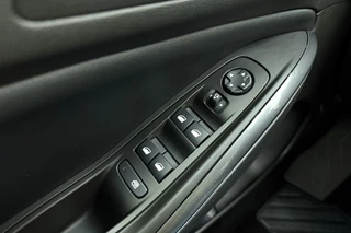 Opel Grandland X 1.6 Turbo 300pk Hybrid4 Elegance | Navigatie | Keyless | Camera | Parelmoer kleur | Electrische achterklep | Lichtmetalen velgen | AGR Comfortstoelen | Voorruitverwarming | Zwart dak / 21