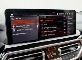 BMW IX3 M SPORT pakket 80 kWh, panoramadak, SOH 98,2 %,vol opties, 1 e eigenaar,conjac sport leder, Origineel NL auto met nap / 16