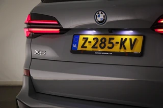 BMW X5 xDrive50e M-Sport | PANORAMADAK | HEAD UP | HOUTAFWERKING | ACHTERBANKVERWARMING | TREKHAAK | 360 CAMERA | 21" / 36