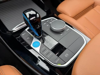 BMW IX3 M SPORT pakket 80 kWh, panoramadak, SOH 98,2 %,vol opties, 1 e eigenaar,conjac sport leder, Origineel NL auto met nap / 15