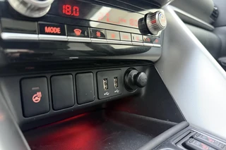 Mitsubishi Eclipse Cross 2.4 PHEV Prestige Automaat | SOH: 98% | Lederen bekleding | Panoramisch schuifdak | Stoel & Stuurverwarming | Camera | Climate control | Extra getint glas / 34