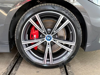 BMW 3-serie Touring 330e M-Sport Pro | LCI | Dravitgrau | 292PK | Plug-in Hybrid |Carplay | 19” | Harman Kardon | Trekhaak / 55