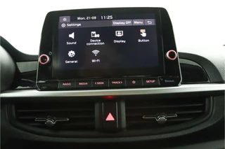 Kia Picanto 1.0 DPi DynamicLine  Navigatie - Achteruitrijcamera - Airco - Elektrische ramen - Bluetooth - Virena zekerheidspakket € 895,- / 52
