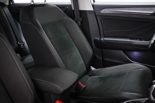 Volkswagen T-Roc 1.5 TSI Style | IQ LIGHT | STOELVERWARMING | CLIMA | APP CONNECT | DAB | PDC / 12