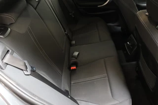 BMW 1 Series 118i Executive Sport Line Automaat 5 deurs / Navigatie Professional / LED / Trekhaak / Climate Control / 17 Inch / Bluetooth / Sportstoelen / Parkeersensoren / Lichtpakket / Cruise Control / Stoelverwarming / Neerklapbare Achterbank / 17