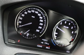 BMW 1 Series 118i Executive Sport Line Automaat 5 deurs / Navigatie Professional / LED / Trekhaak / Climate Control / 17 Inch / Bluetooth / Sportstoelen / Parkeersensoren / Lichtpakket / Cruise Control / Stoelverwarming / Neerklapbare Achterbank / 28